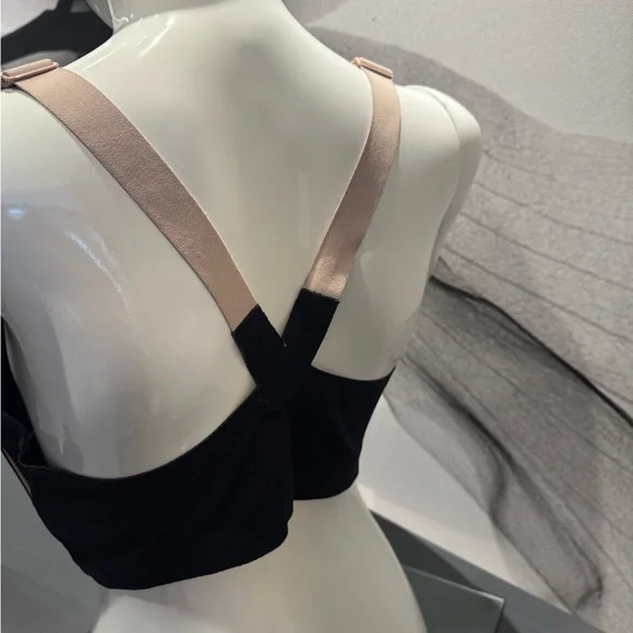 Black Zipper Front Sports Bra - Picture 3 of 4